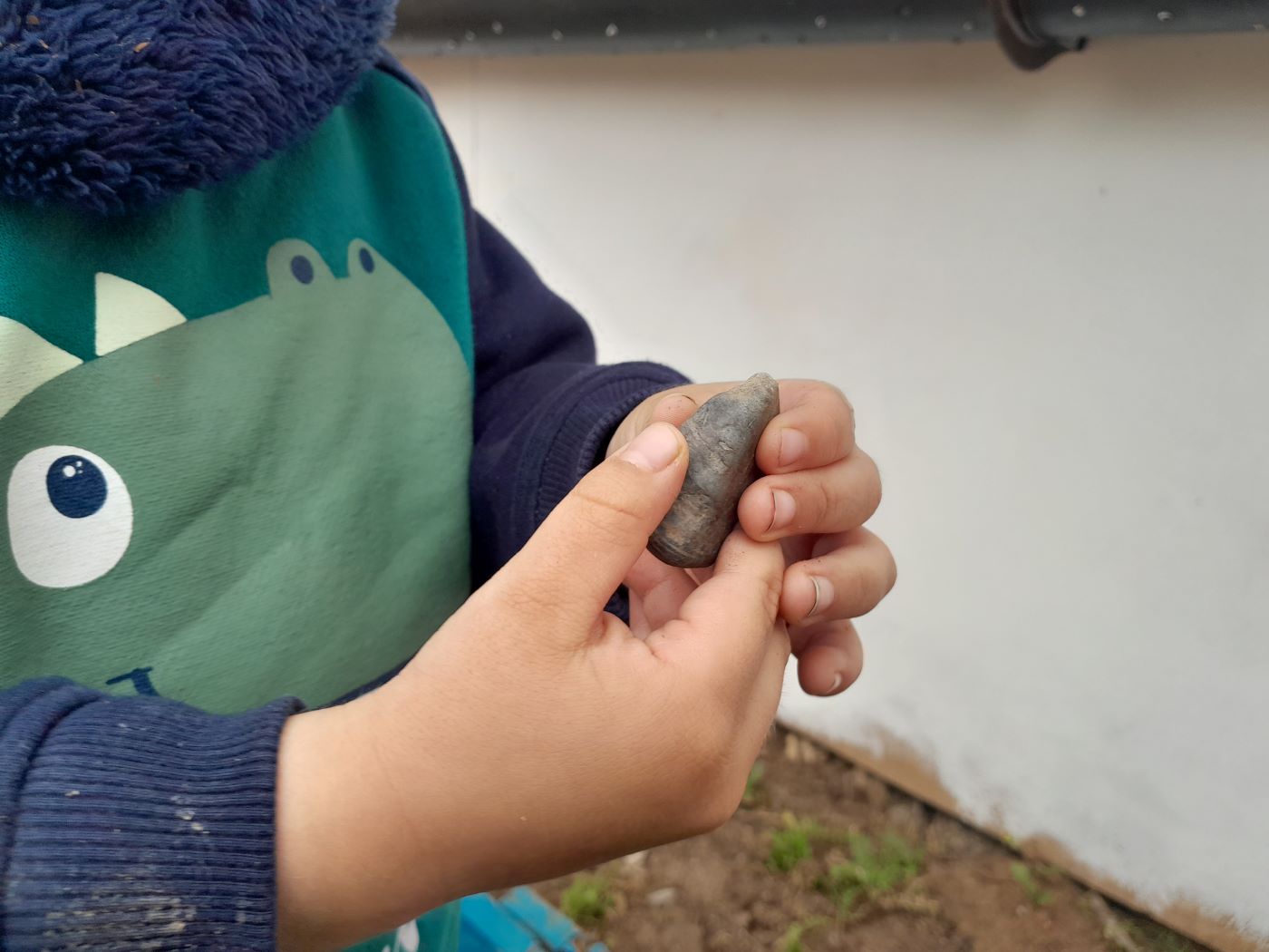 manos de niño moldeando una arcilla