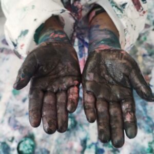Manos de niño con pintura