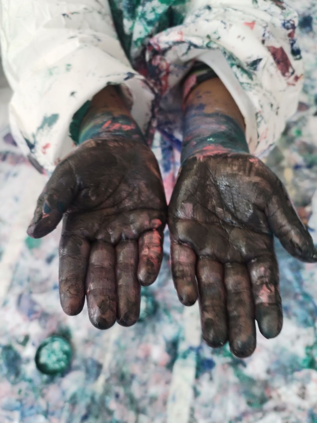 Manos de niño con pintura