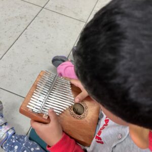 niño tocando un instrumento