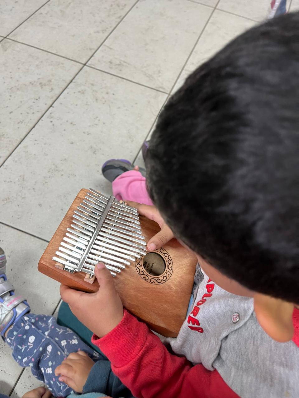 niño tocando un instrumento