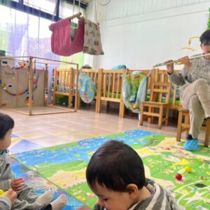 niños y niñas escuchando a un músico