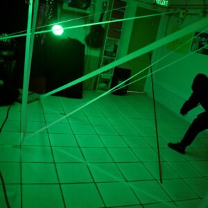 sala con luz verde y cintas que van de un lado a otro