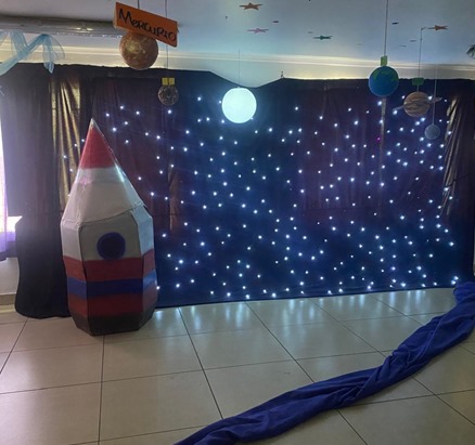 nave espacial dentro de una sala con fondo de luces