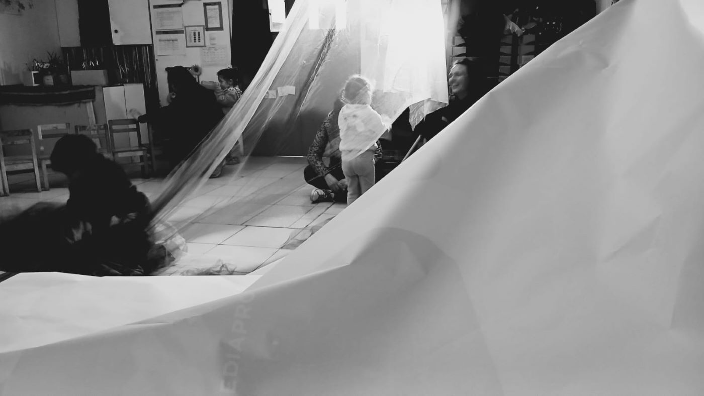 niños entremedio de telas