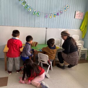 proyecto cantaria niños en sala con una educadora