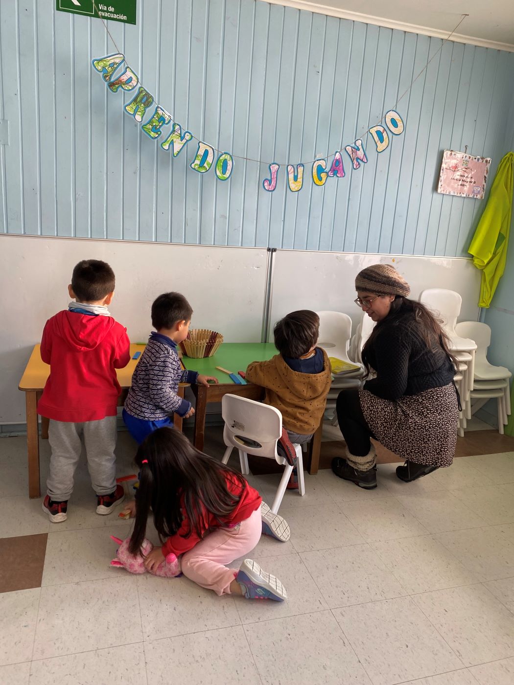 proyecto cantaria niños en sala con una educadora