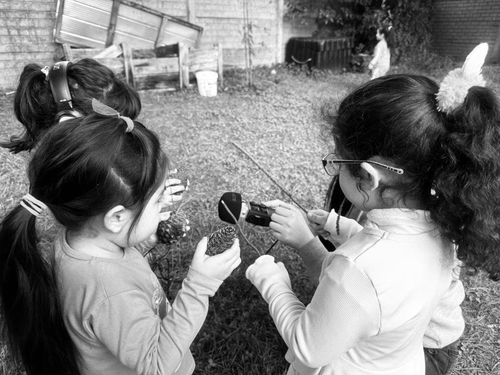 Proyecto La Colmena niñas escuchando sonidos de la naturaleza