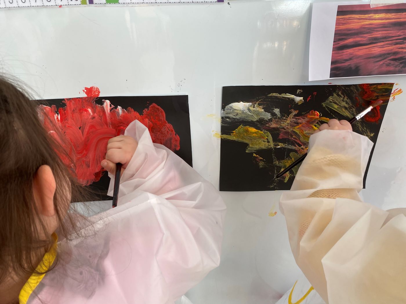 proyecto el color de aysen niñas pintando