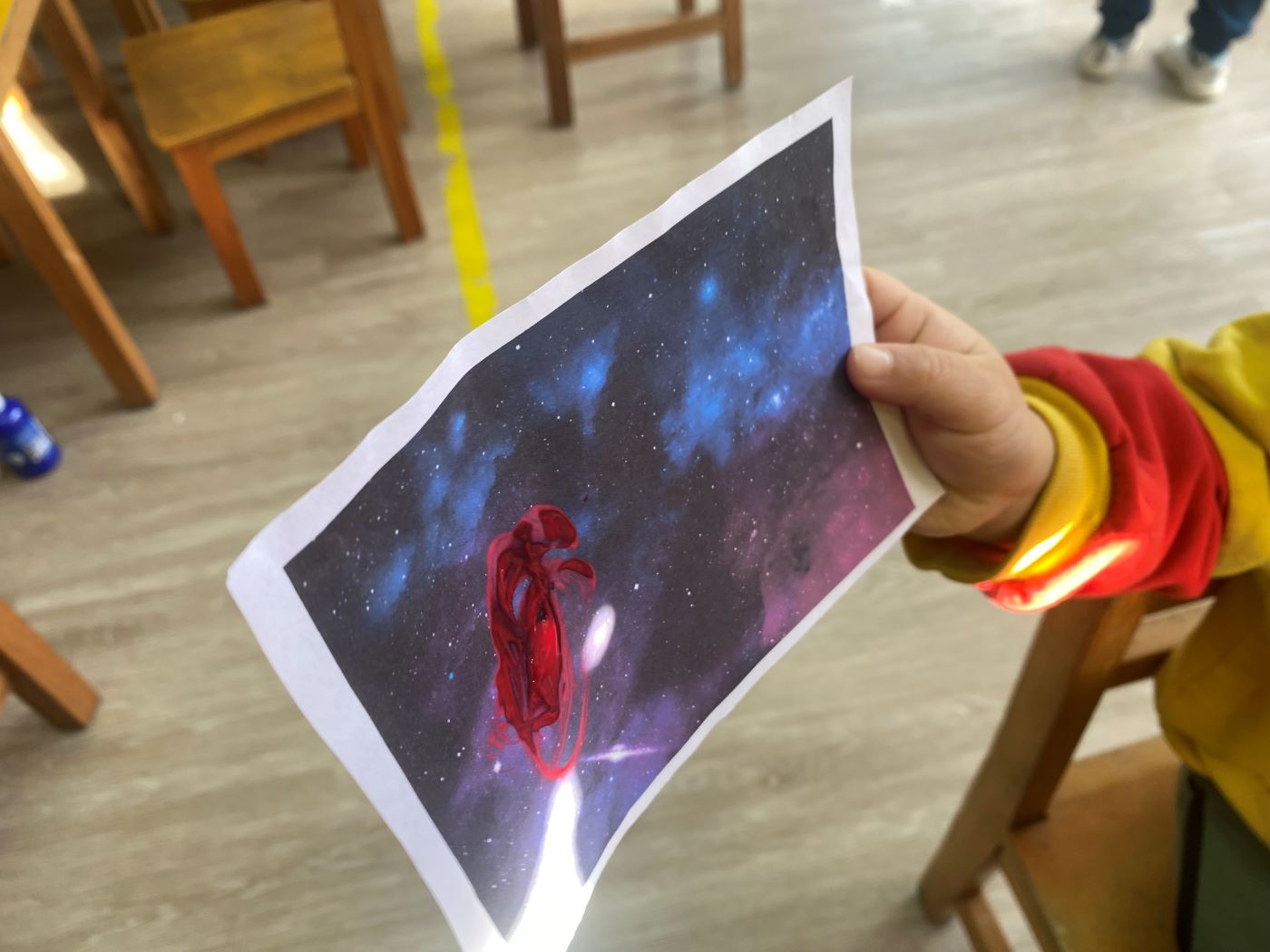 Proyecto jardin conociendo el espacio manos sosteniendo una imagen del espacio