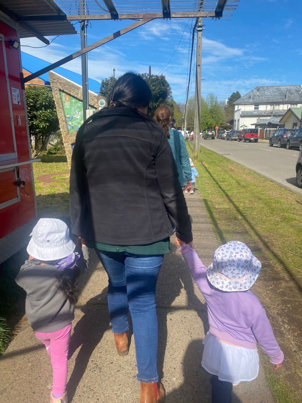 Proyecto jardin patagoncitos en movimiento niñas caminando con educadora por la vereda