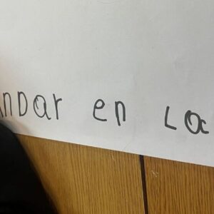 Proyecto el camino de la lancha niño escribiendo sobre una cartulina