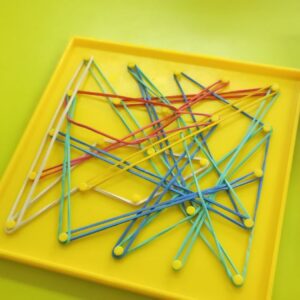 proyecto pasitos del sur manos de niño jugando con elasticos