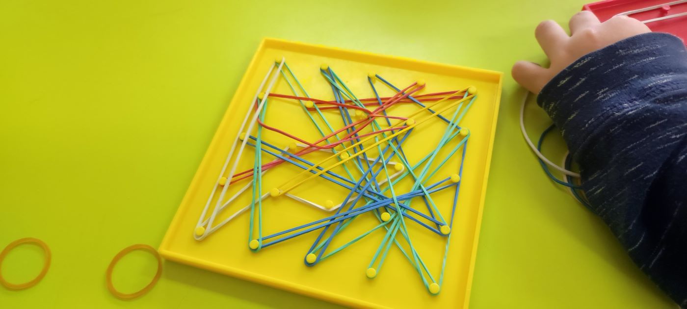 proyecto pasitos del sur manos de niño jugando con elasticos