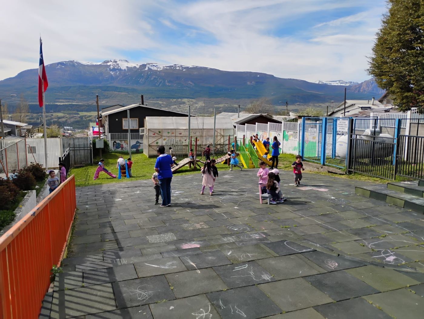 Proyecto abrazo mi cuerpo niños y niñas jugando en el patio
