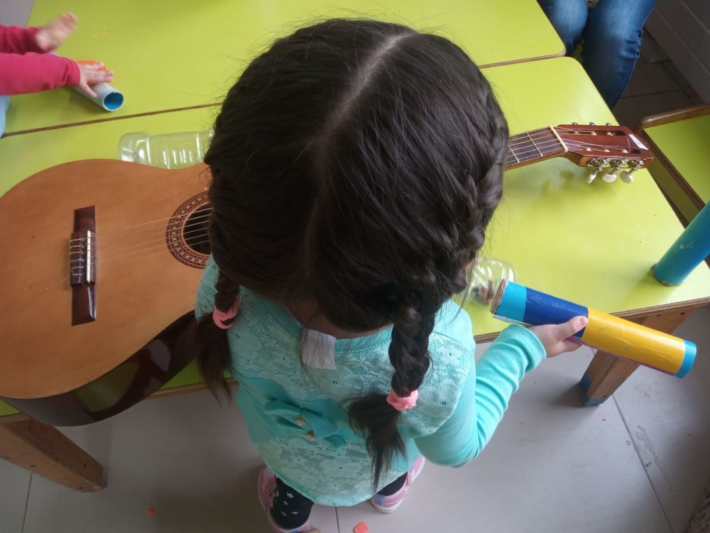 Proyecto Experiencias sensoriales sonoras niña tocando instrumentos