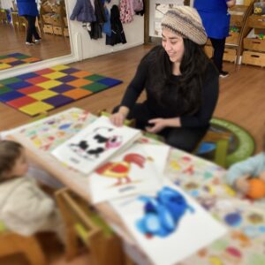 Proyecto jardin grandes pequeños artistas sala con niños y educadora