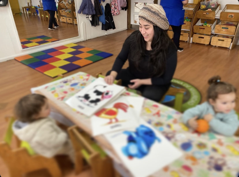 Proyecto jardin grandes pequeños artistas sala con niños y educadora