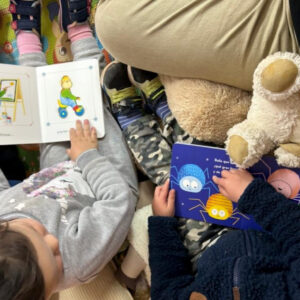 niños viendo libros
