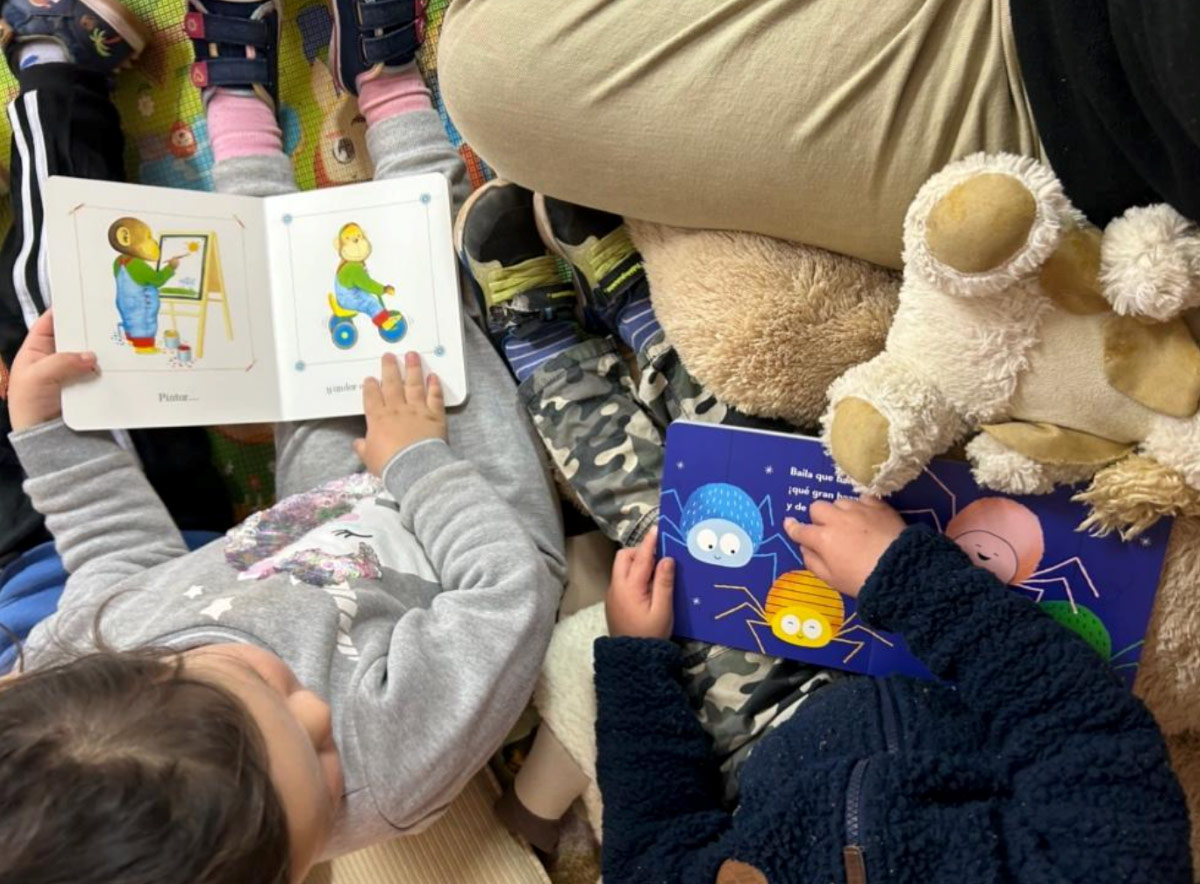 niños viendo libros