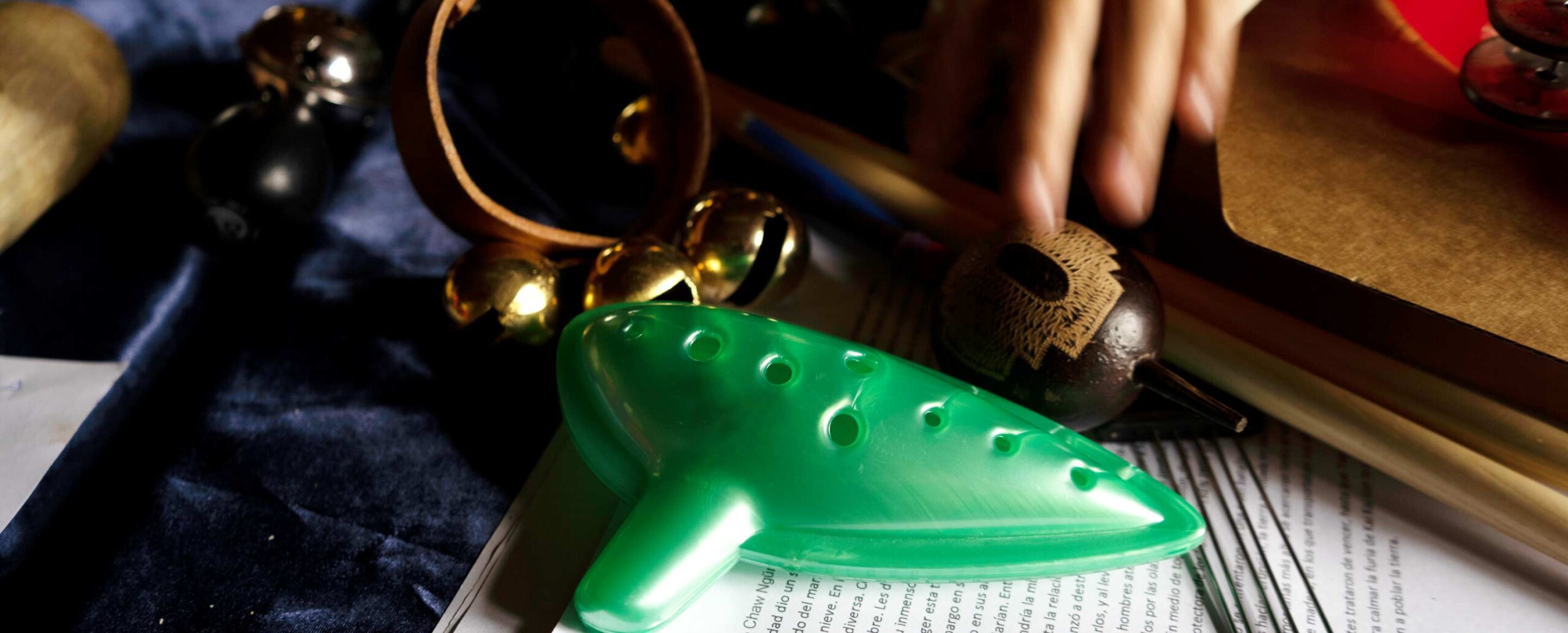 Instrumentos musicales sobre una mesa