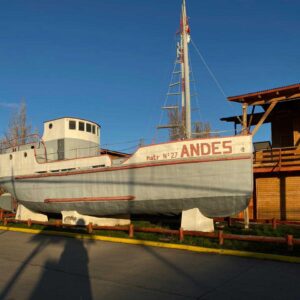 Proyecto AccionaArt Chile Chico barco sobre la vereda