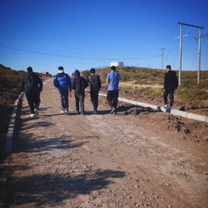 Proyecto Recacciona Chile Chico jovenes caminando por un camino de tierra