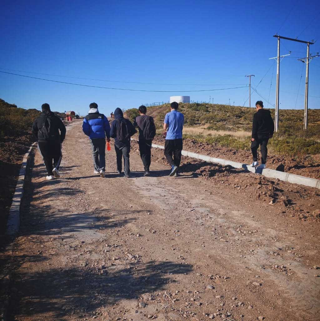 Proyecto Recacciona Chile Chico jovenes caminando por un camino de tierra