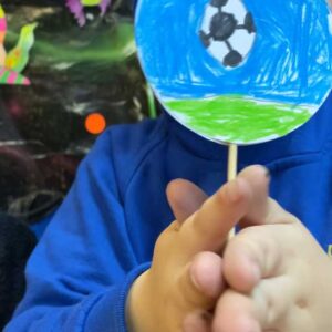 Proyecto mi entorno a través del lente niño sosteniendo un dibujo
