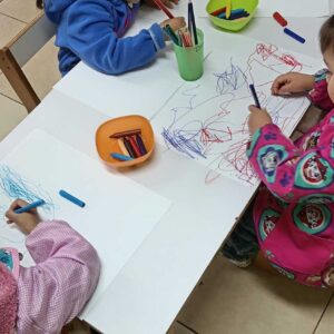 niñas dibujando sobre papel