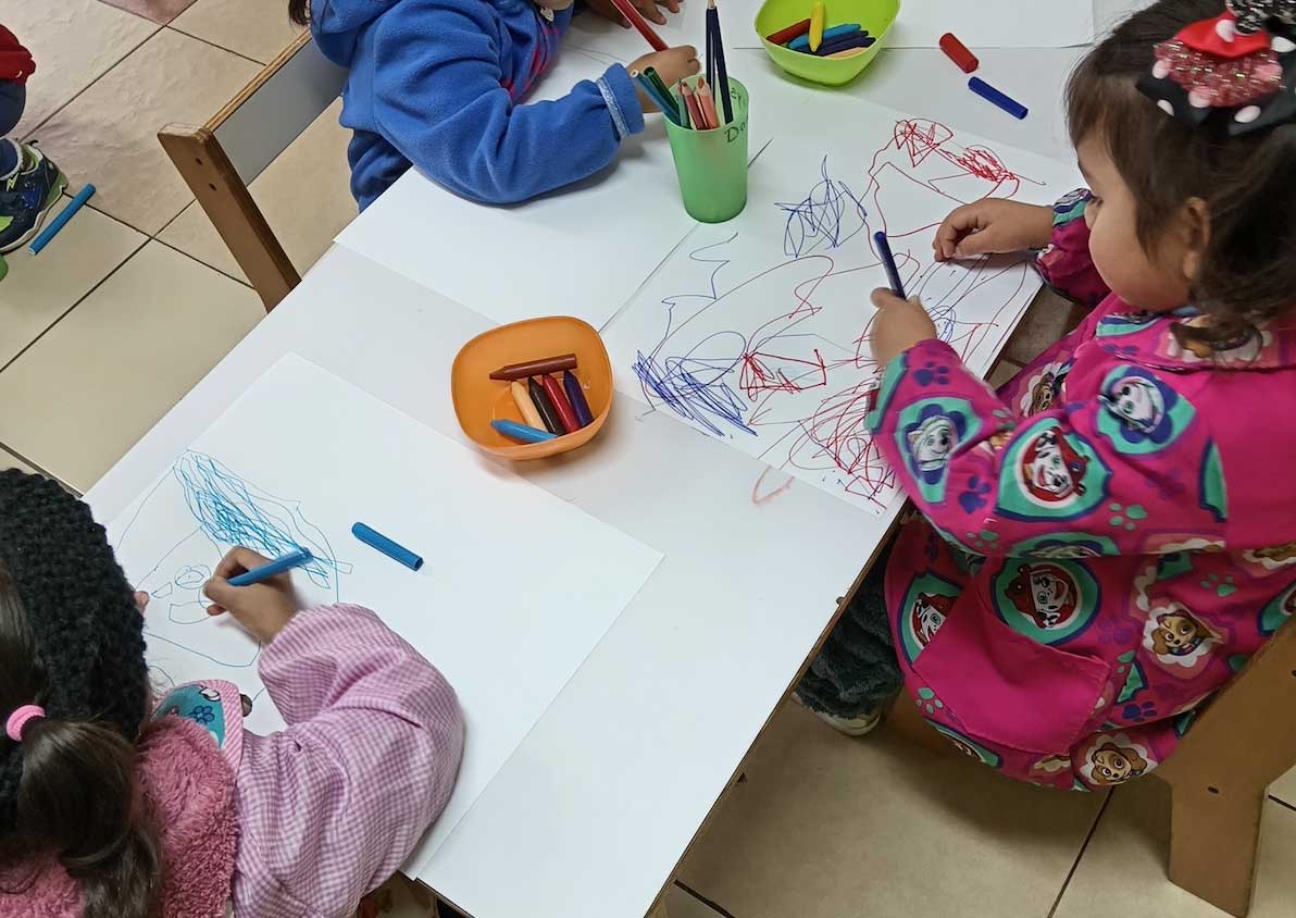niñas dibujando sobre papel