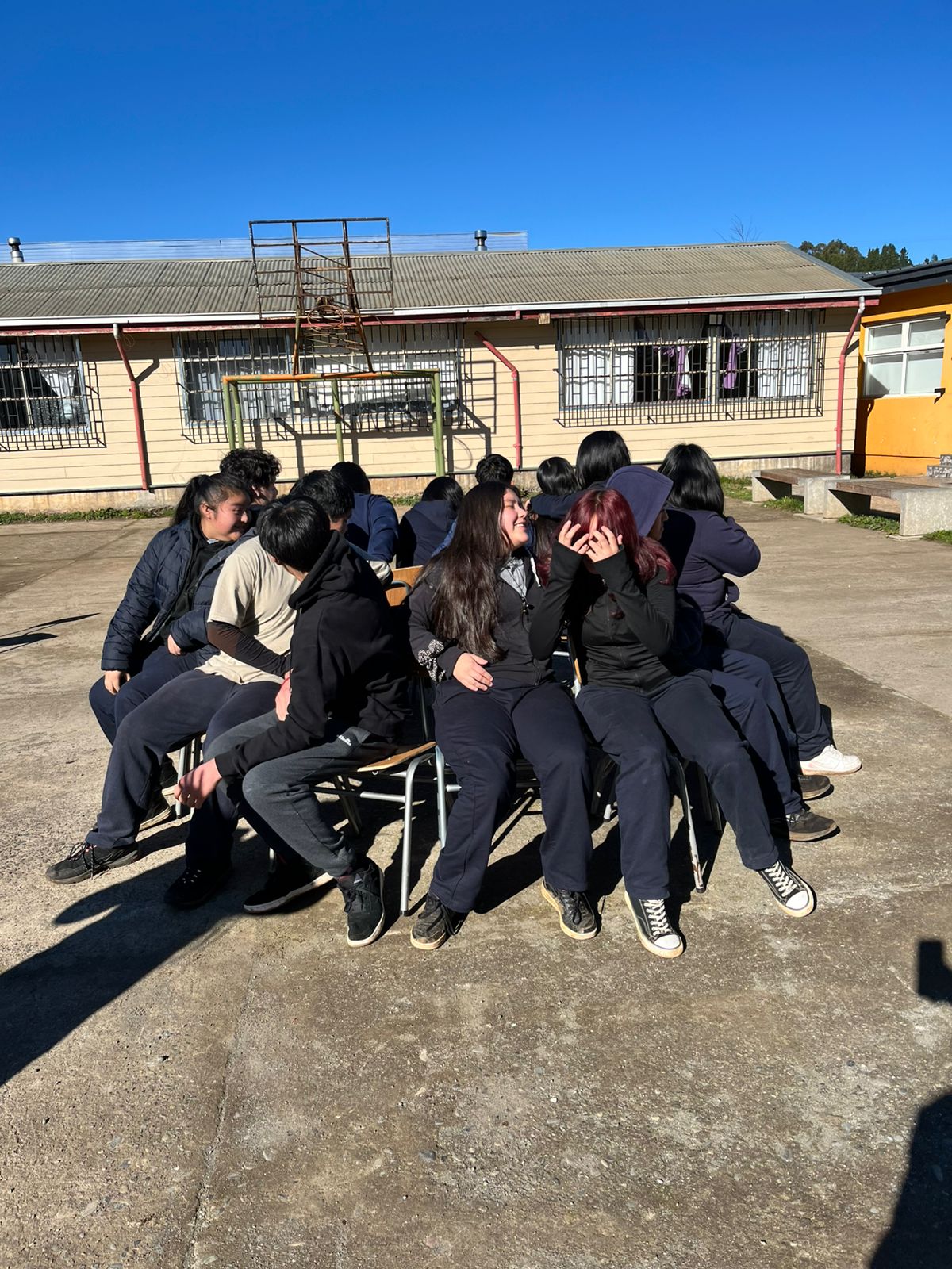 Jovenes sentados en sillas en circulo, estilo sillita musical
