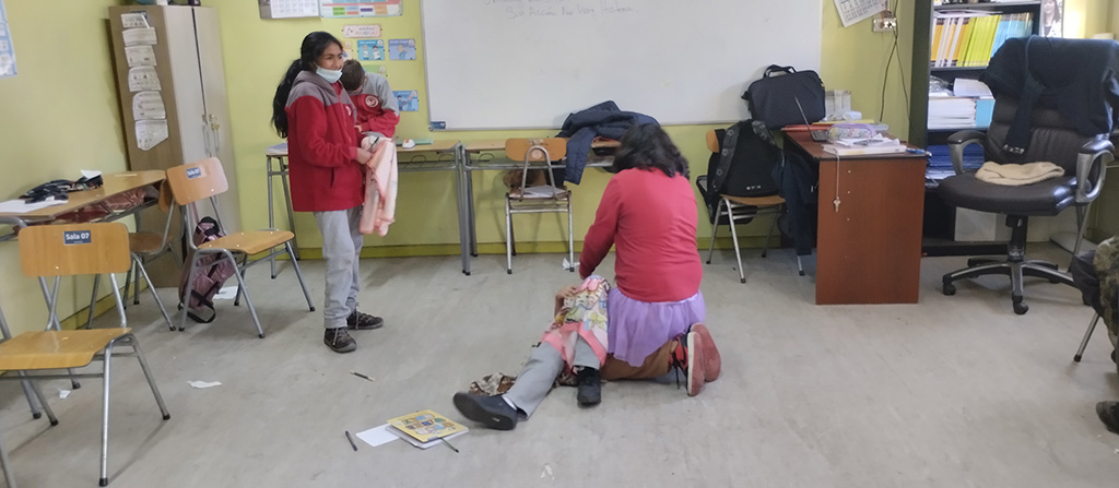 Sala de clases con niños haciendo diferentes actividades