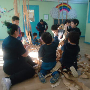 Niños haciendo tiras de papel craft