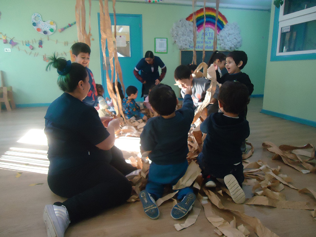 Niños haciendo tiras de papel craft
