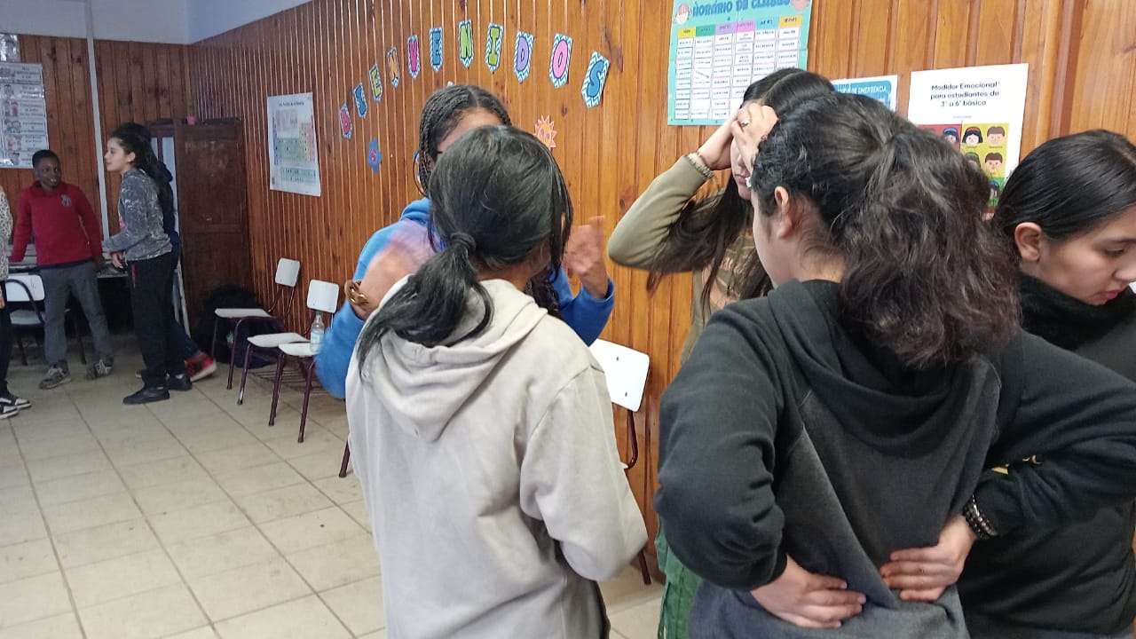 Cinco Jovenes conversando de pie