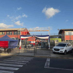 acceso desde la calle a la escuela gabriela mistral