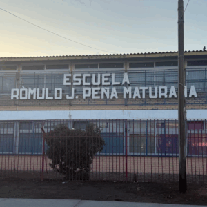 fachada del la escuela romulo peña