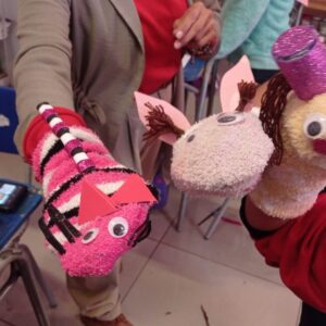 marionetas elaboradas con calcetines con ojos lanas y papeles