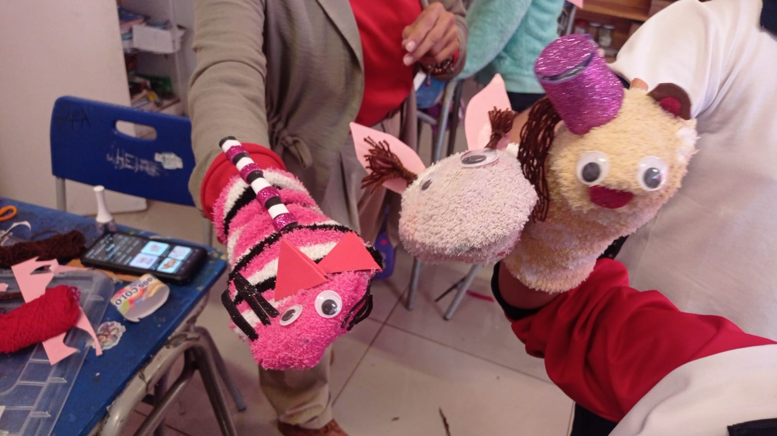 marionetas elaboradas con calcetines con ojos lanas y papeles