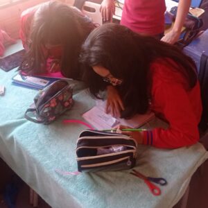 Niñas mirando unos apuntes en sus cuadernos