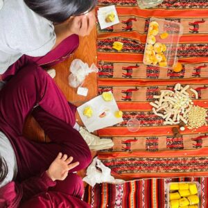 niños y niñas compartiendo alimentos