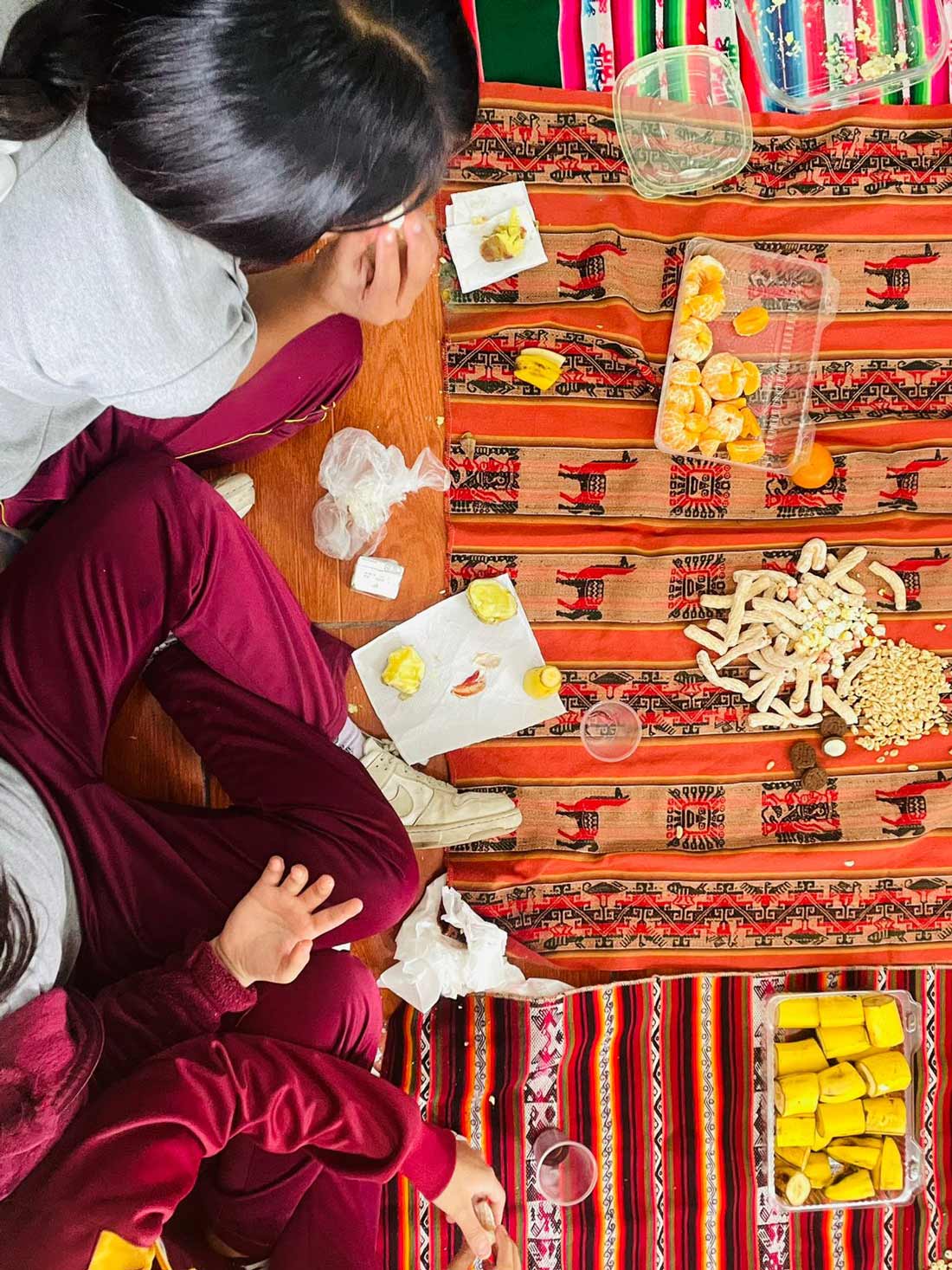 niños y niñas compartiendo alimentos