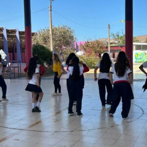 niñas bailando una coreografia