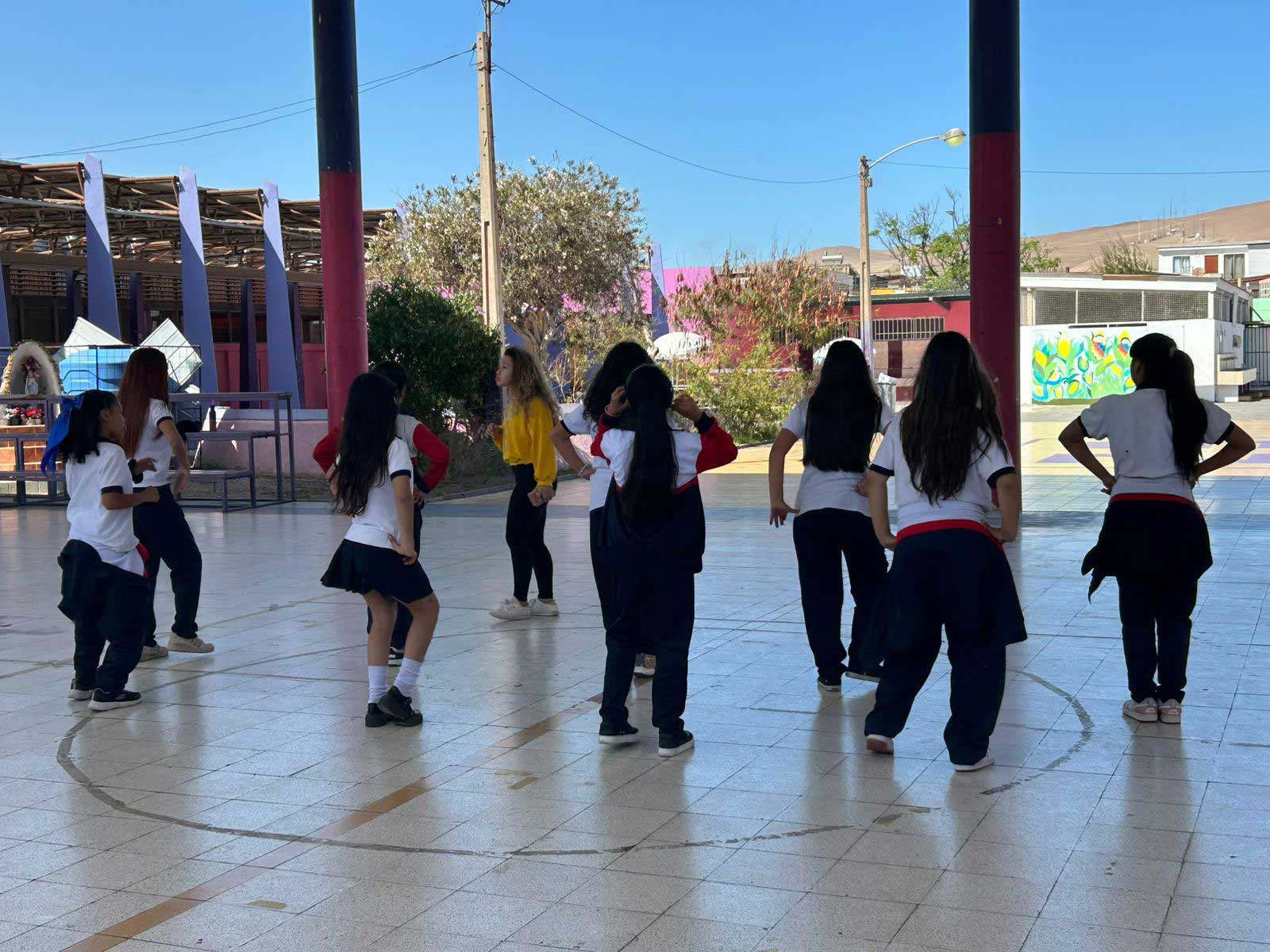 niñas bailando una coreografia