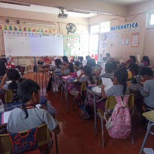 alumnos en sala de clases leyendo
