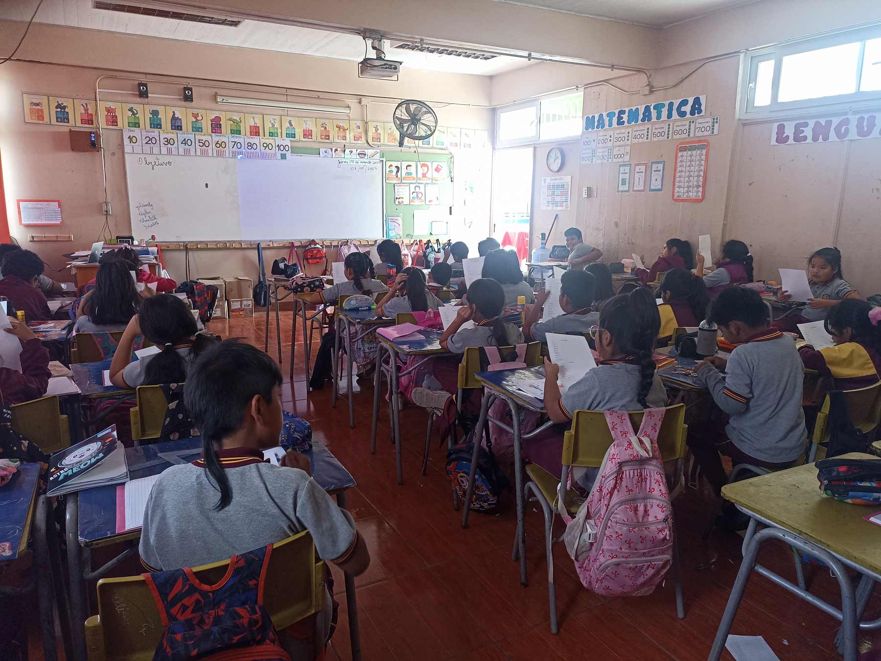 alumnos en sala de clases leyendo