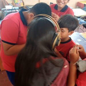 niños y niña reunidos en la sala de clases