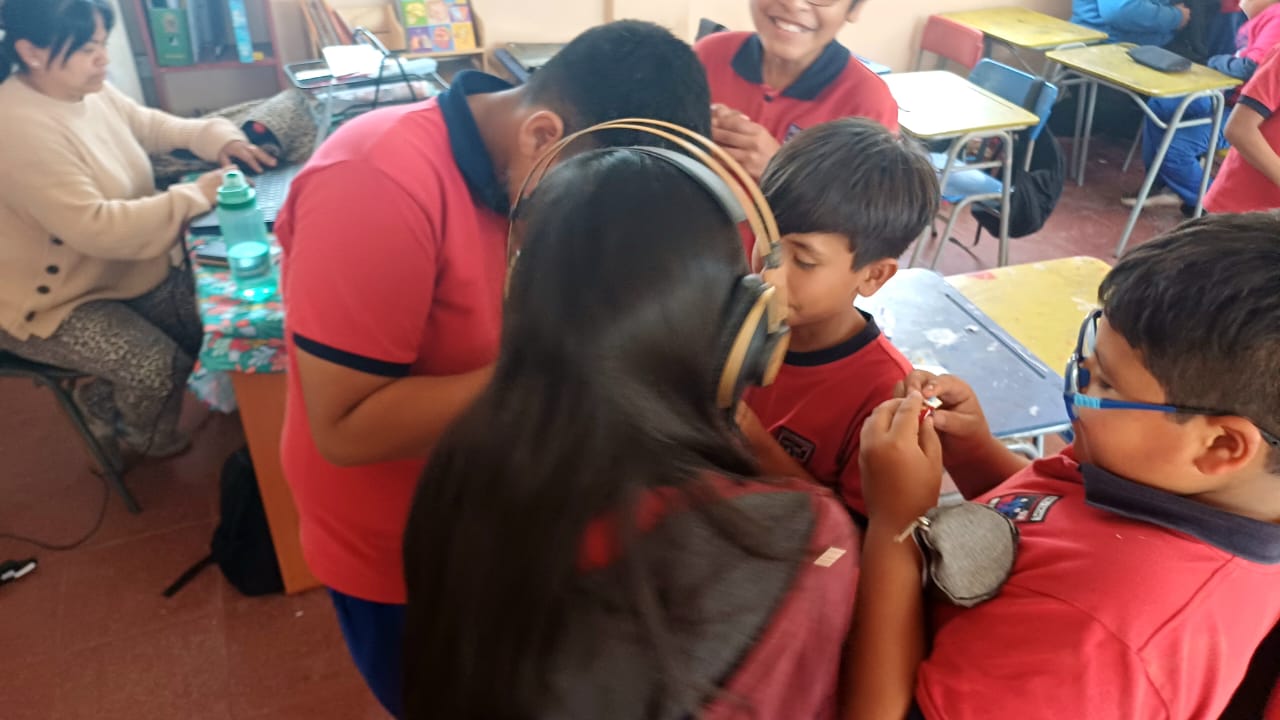 niños y niña reunidos en la sala de clases