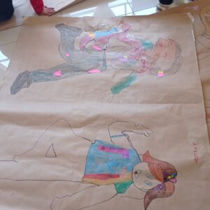 niñas haciendo dibujos sobre pliegos